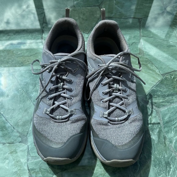 Women’s size 11 Keen hiking tennis shoes - Picture 1 of 8